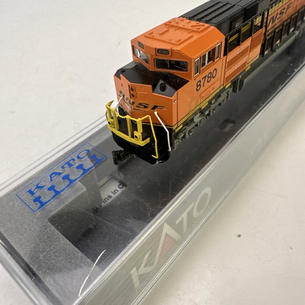 Kato 1768526-DC SD70ACe BNSF #8780 Locomotive N Scale - Picture 3 of 10